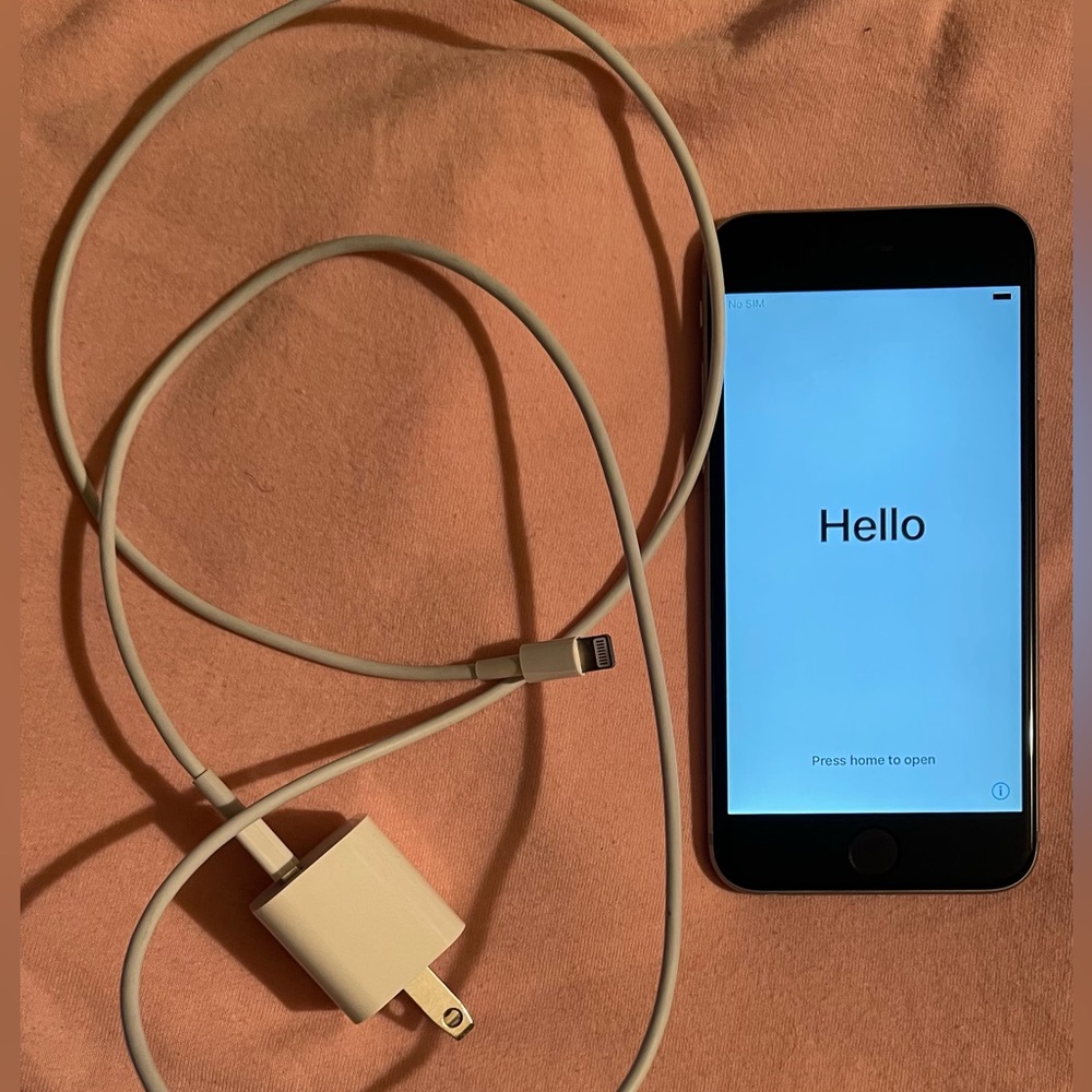 PRE OWNED UNLOCKED SPACE GREY 16GB IPHONE 6 WITH CHARGER BARELY USED.